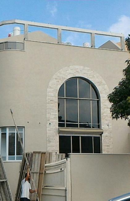 פתרון לפרגולה בחזית הבית