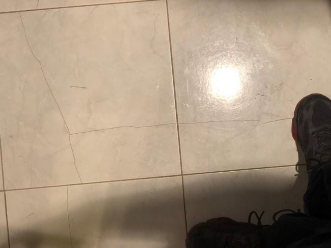 סדקים במרצפות בבית פרטי
