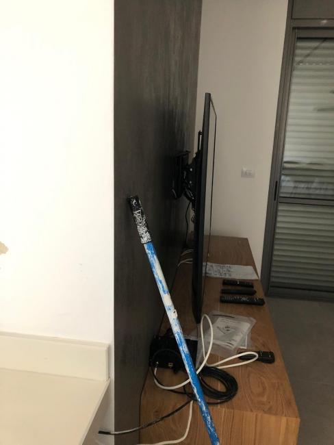 מרחק בין טלויזיה לקיר על ידי זרוע ברקן