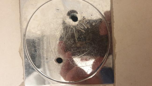 קושי בפתיחת מכסה ביקורת ממתכת בחדר שירותים