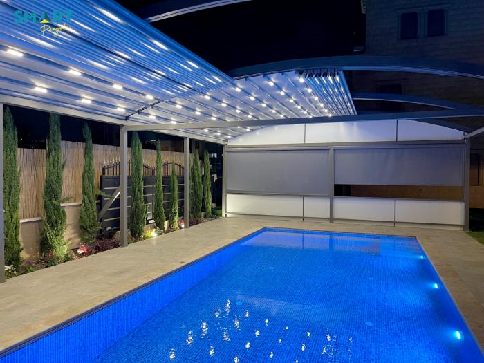 פרגולה חשמלית מתקפלת