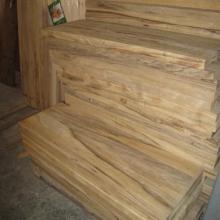 מדרגות עץ אגוז אפריקאי