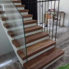 מדרגות עץ מלא