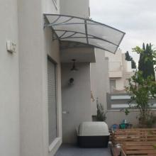 גגון מעל דלת כניסה לבניין