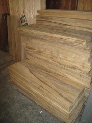 מדרגות עץ אגוז אפריקאי