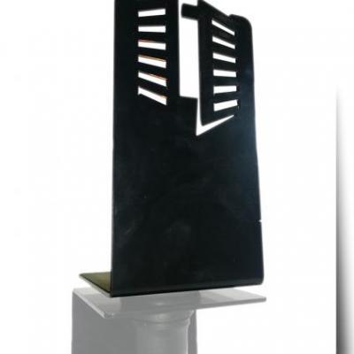 מנורה עומדת חלון פתוח