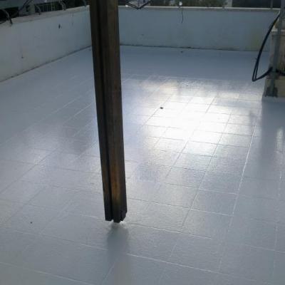 איטום גג מרוצף כהכנה להדבקת אריחים