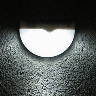 מנורת קיר סולארית - כניסה לבית