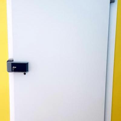 דלת כנף סמויה לחדר קירור והקפאה