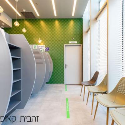 כיסאות המתנה כדי שאנשים לא יעמדו אחד אחרי השני 