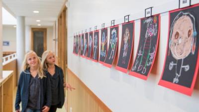 תליית ציורים בכיתות לימוד וגני ילדים