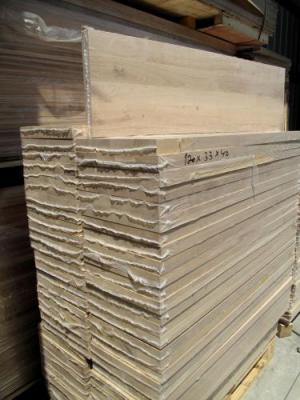 מדרגות מעץ אלון