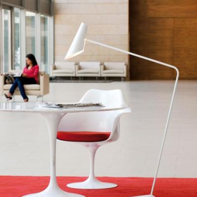 מנורה רצפתית