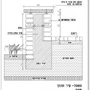 ספסל מושב עץ על קיר נמוך מחופה אבן