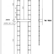 מסגרת אבן לחלון צר בגובה שתי קומות