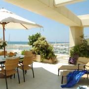 כל בית צריך מרפסת