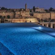 בריכת קצה נעלם מול העיר העתיקה