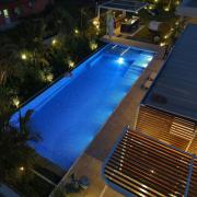 בריכת שחיה בעלת קצה נעלם ומרבץ