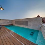 בריכת שחייה בחצר