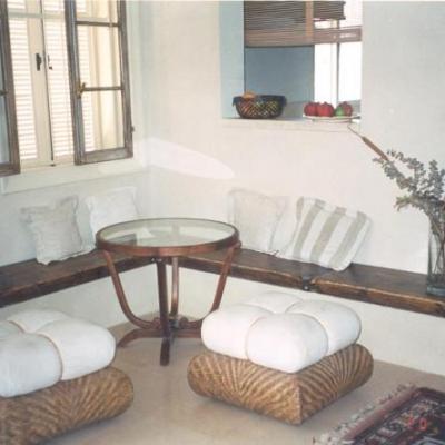 פינת ישיבה דקורטיבית בשילוב עץ