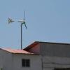 מערכת טורבינת רוח על גג בית