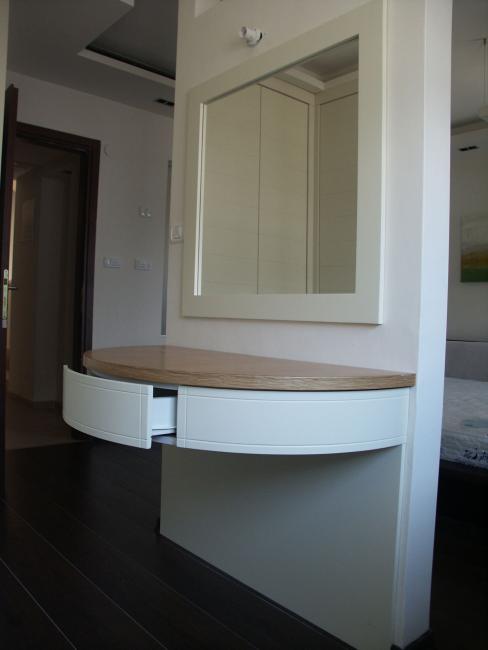 שולחן טואלט עם מגרה מעוגלת