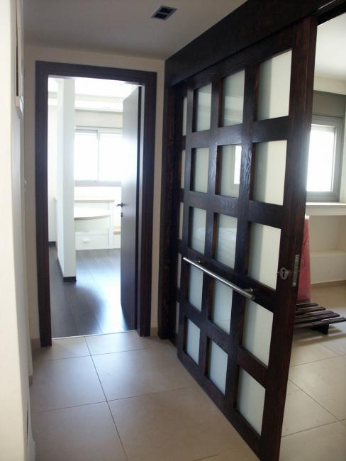 דלת הזזה מעץ מלא