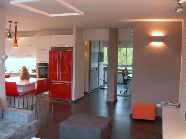 יצירת חלל זורם בין המטבח, הסלון וחדר העבודה