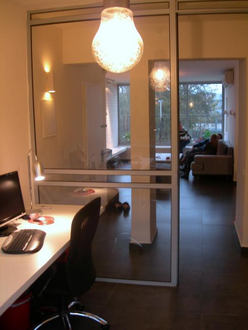 מבט מחדר העבודה לכיוון הסלון