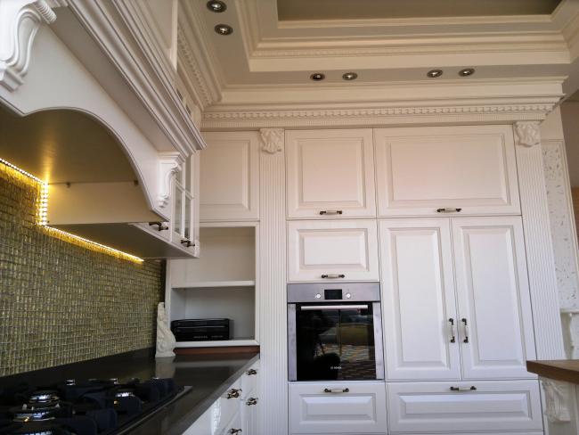 מבט אל הקיר בו ארונות גבוהים- פרובאנס