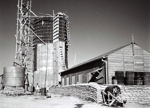 מגדל המים וצריף חדר האוכל (זולטן קלוגר 1947)