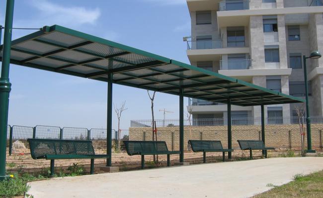 פרגולה מעל ספסלים - רמת השרון