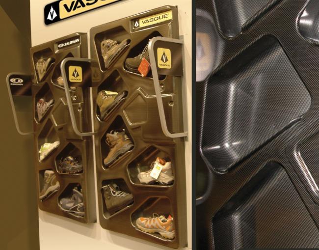 קיר תצוגת נעלי ריצת שטח