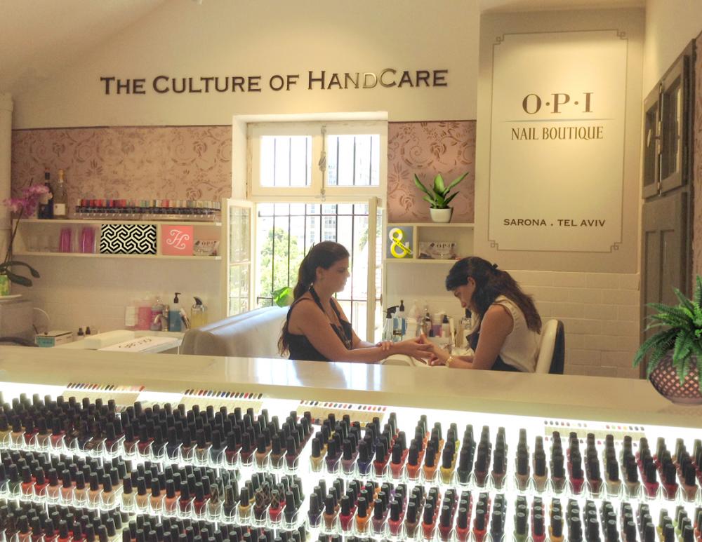 בוטיק קטן ומדליק במתחם שרונה.