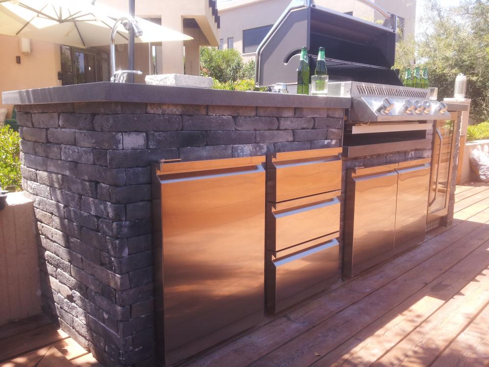 מטבח חוץ בבית במושב יד בנימין