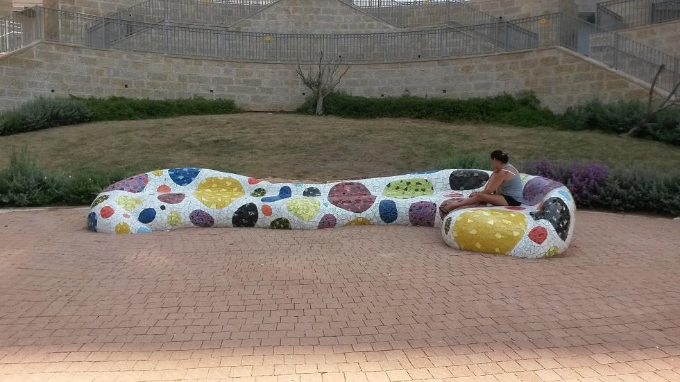 ספסלים מעוצבים במרחב ציבור