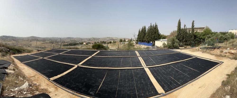 שדה סולארי בריכה ציבורית