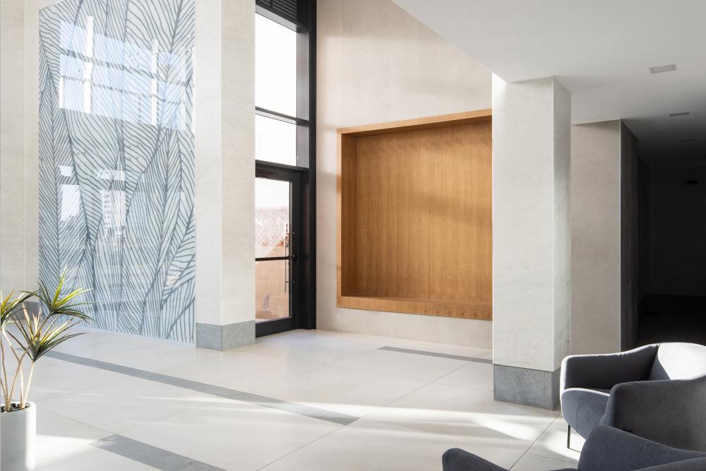 עיצוב לובי ראשי בבניין מגורים