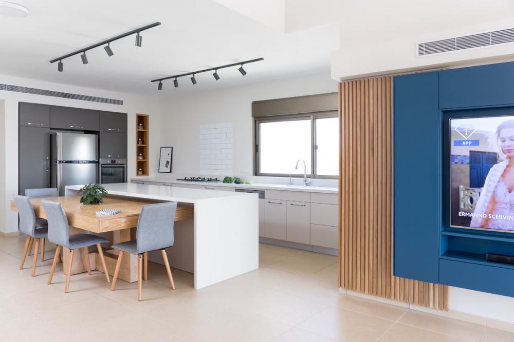 מבט מהסלון למטבח