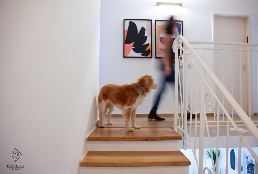 מסדרון עליון המהווה כניסה לחדרי השינה