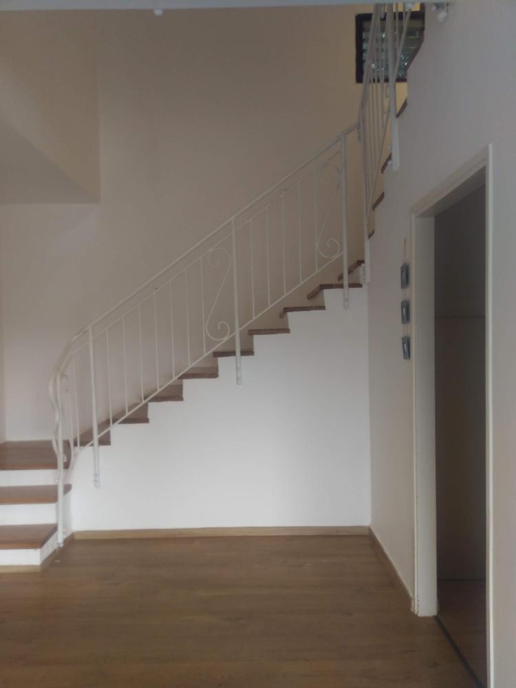 חלל פתוח המפריד בין קומת הכניסה לקומת חדרי השינה