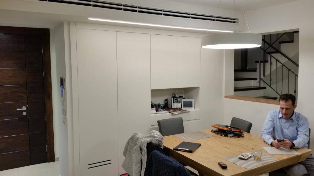 פינת אוכל וארון שירות לאירוח