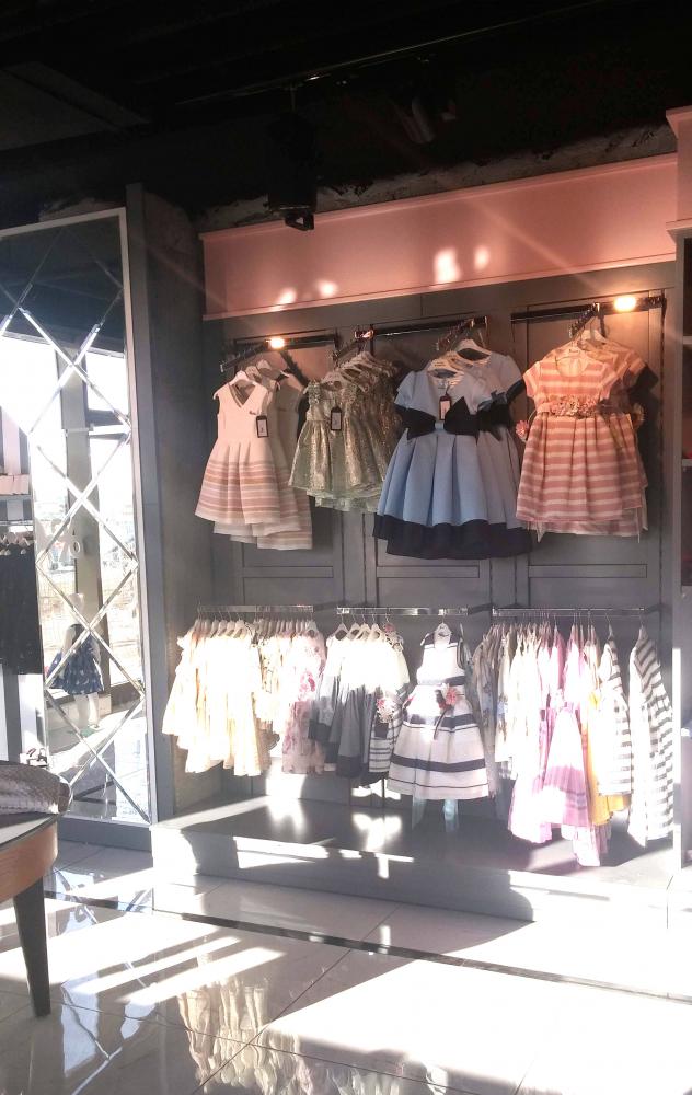 עיצוב חנות אפנת ילדים ותינוקות.