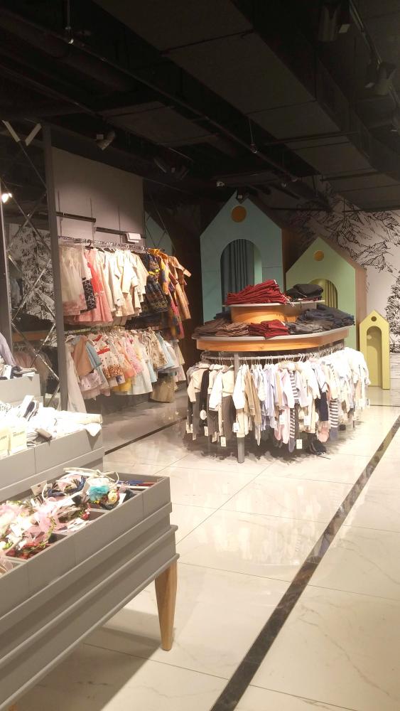 עיצוב חנות אפנת ילדים ותינוקות.