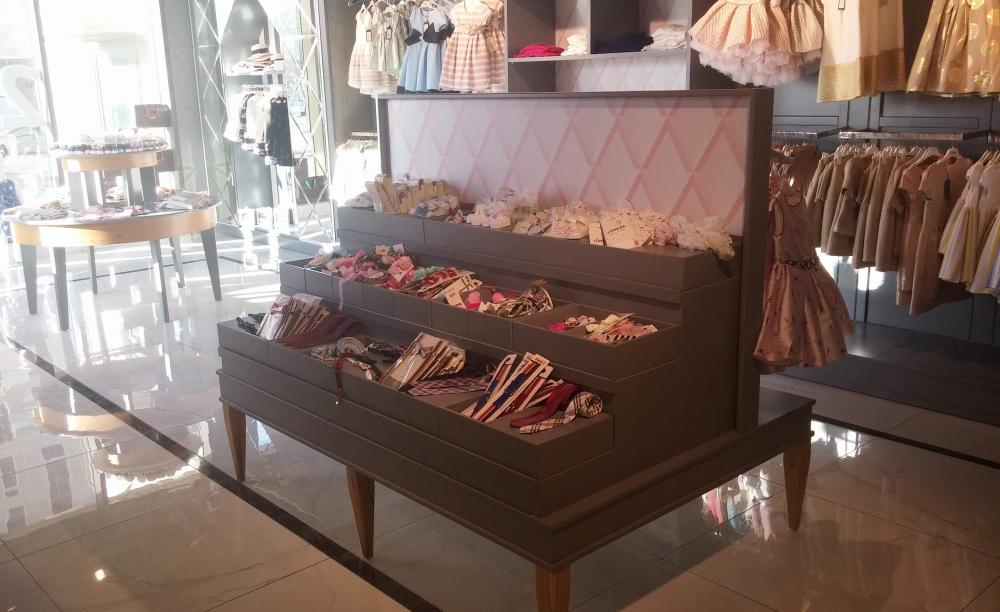 עיצוב חנות אפנת ילדים ותינוקות.