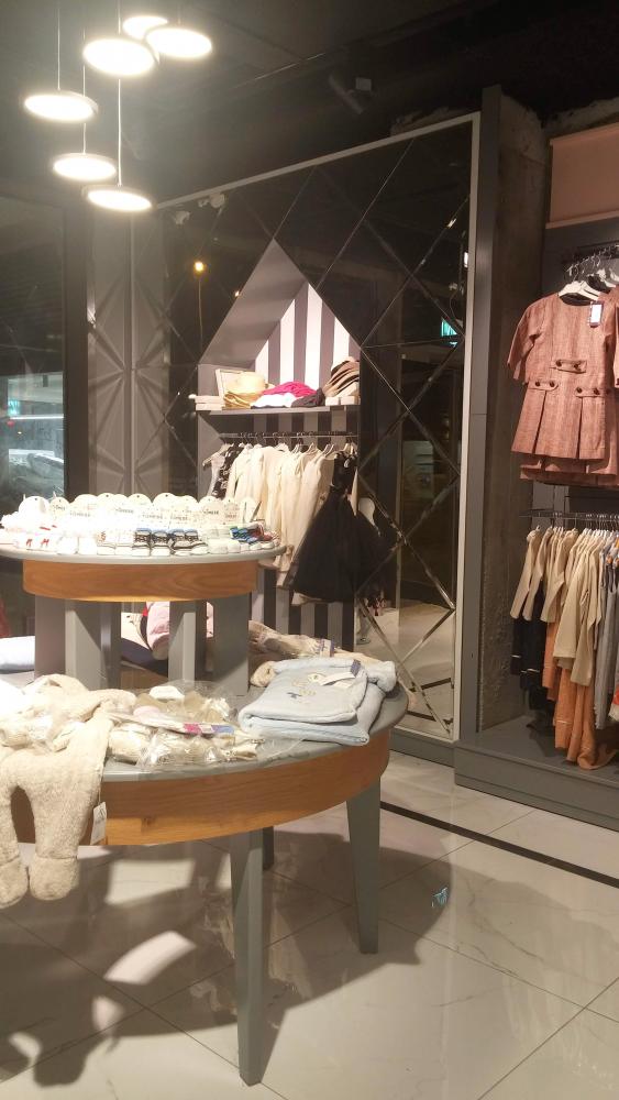 עיצוב חנות אפנת ילדים ותינוקות.