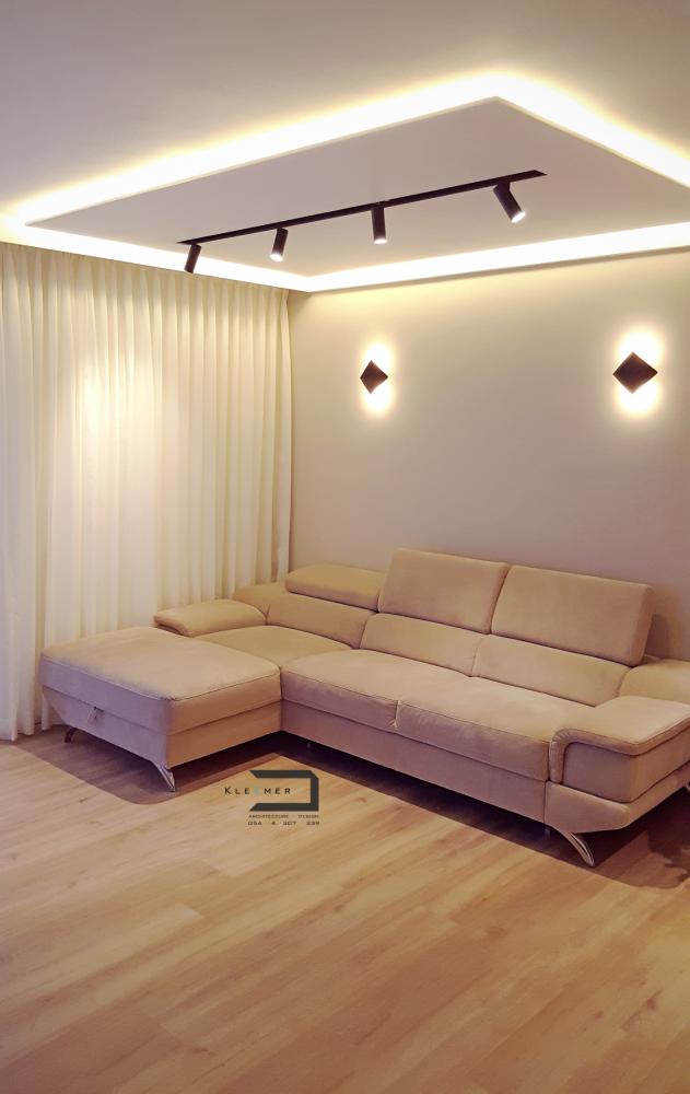 סלון עם פרט תאורה מרכזי