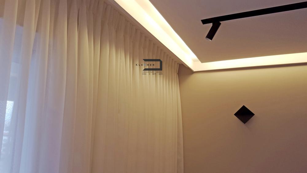 פרט קרניז תאורה עם הוילון בסלון