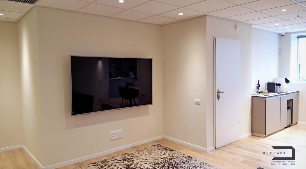 פינת טלויזיה במשרד