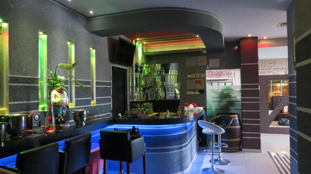 בר באזור כניסה למסעדה